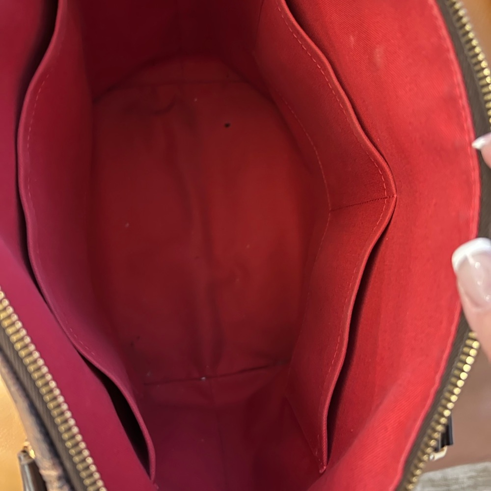 Louis Vuitton - Picture 5 of 12